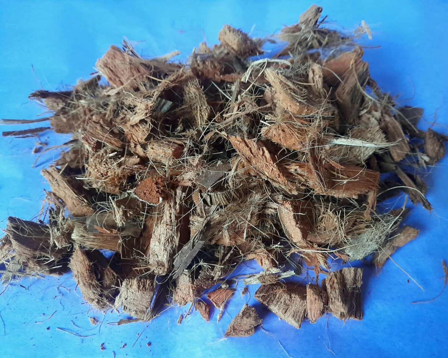 Natural coconut husk substrate, perfect for small pet habitats, providing chewable enrichment and a safe, eco-friendly hiding spot for foraging